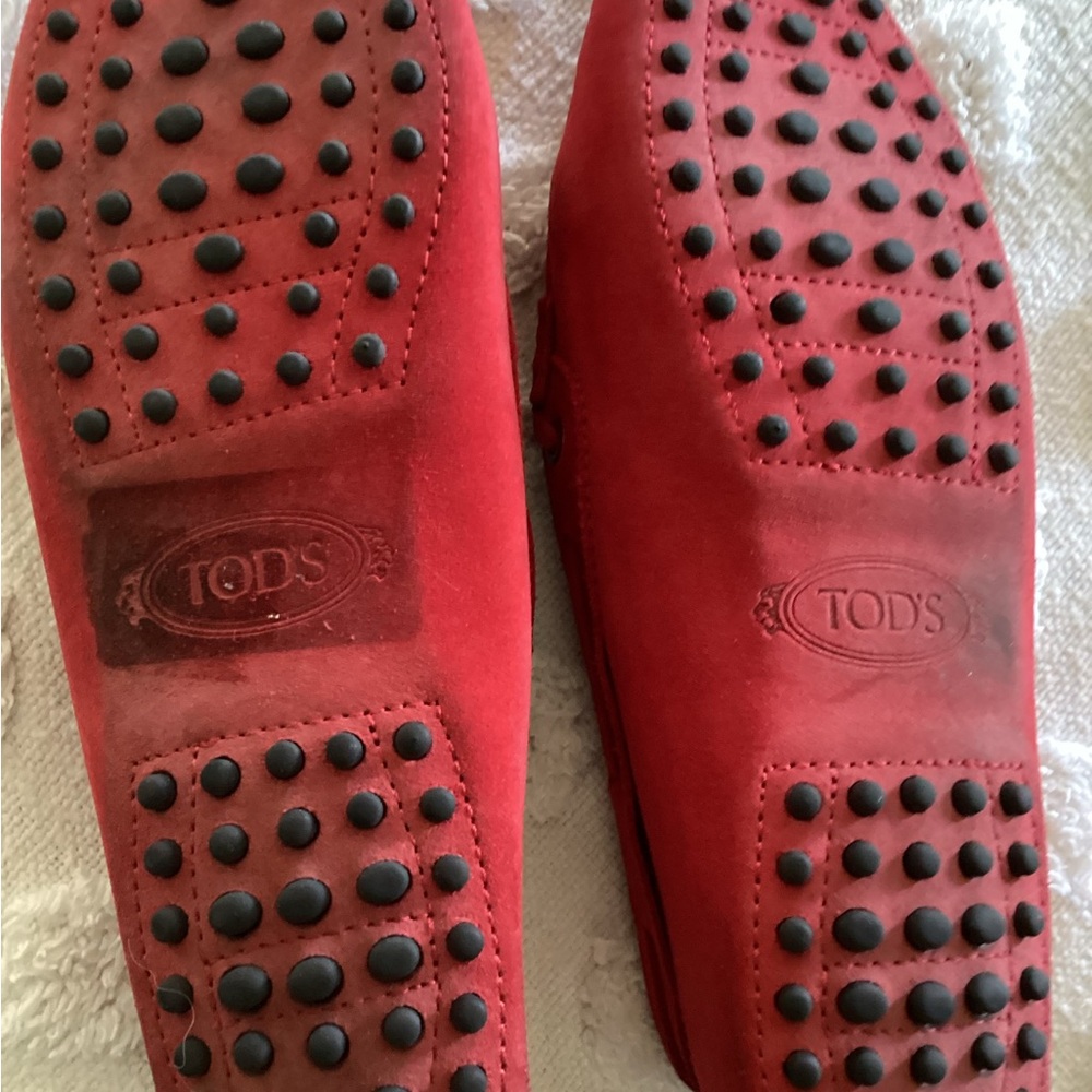 Tod's Red Suede Bow-Accent Driving Loafers - Picture 4 of 7